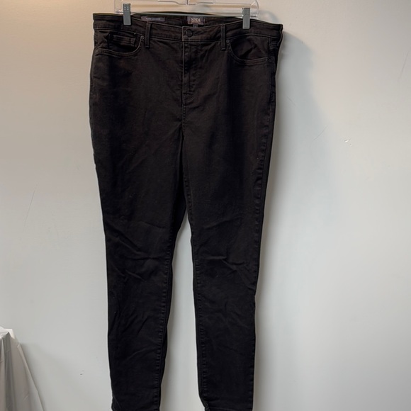 NYDJ Black Skinny Jeans Stretch Size 16 Pockets Straight Leg - Picture 1 of 13